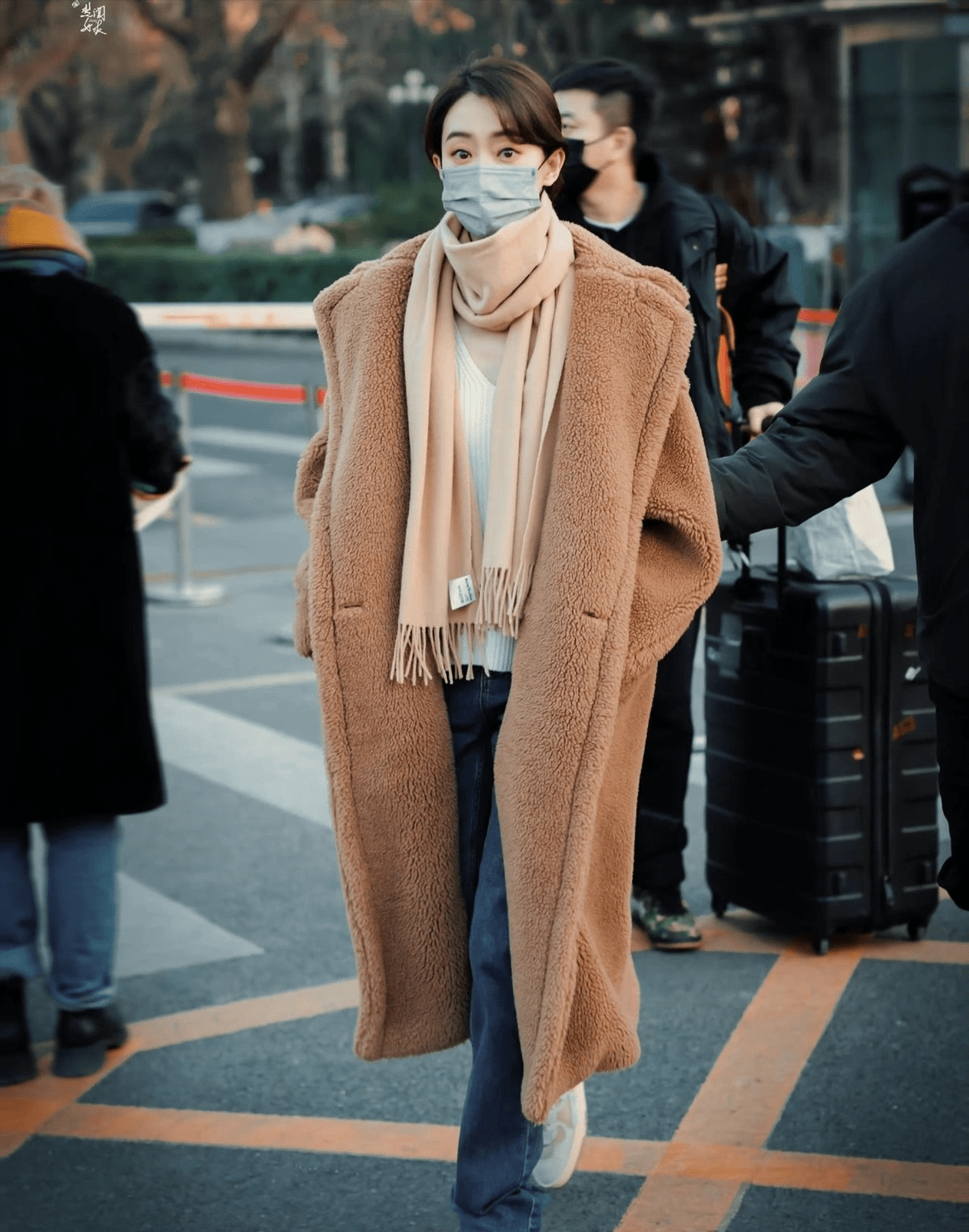 张小斐 张小斐是行走的衣架子,一身黑色大衣手拿鲜花,美得很有氛围感