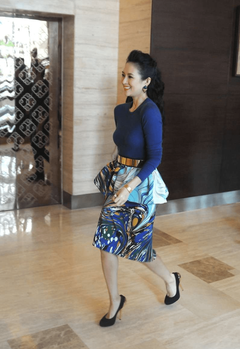 设计 年轻时的章子怡挺大胆的，穿“喜”字花上衣，褶皱设计挺显身材