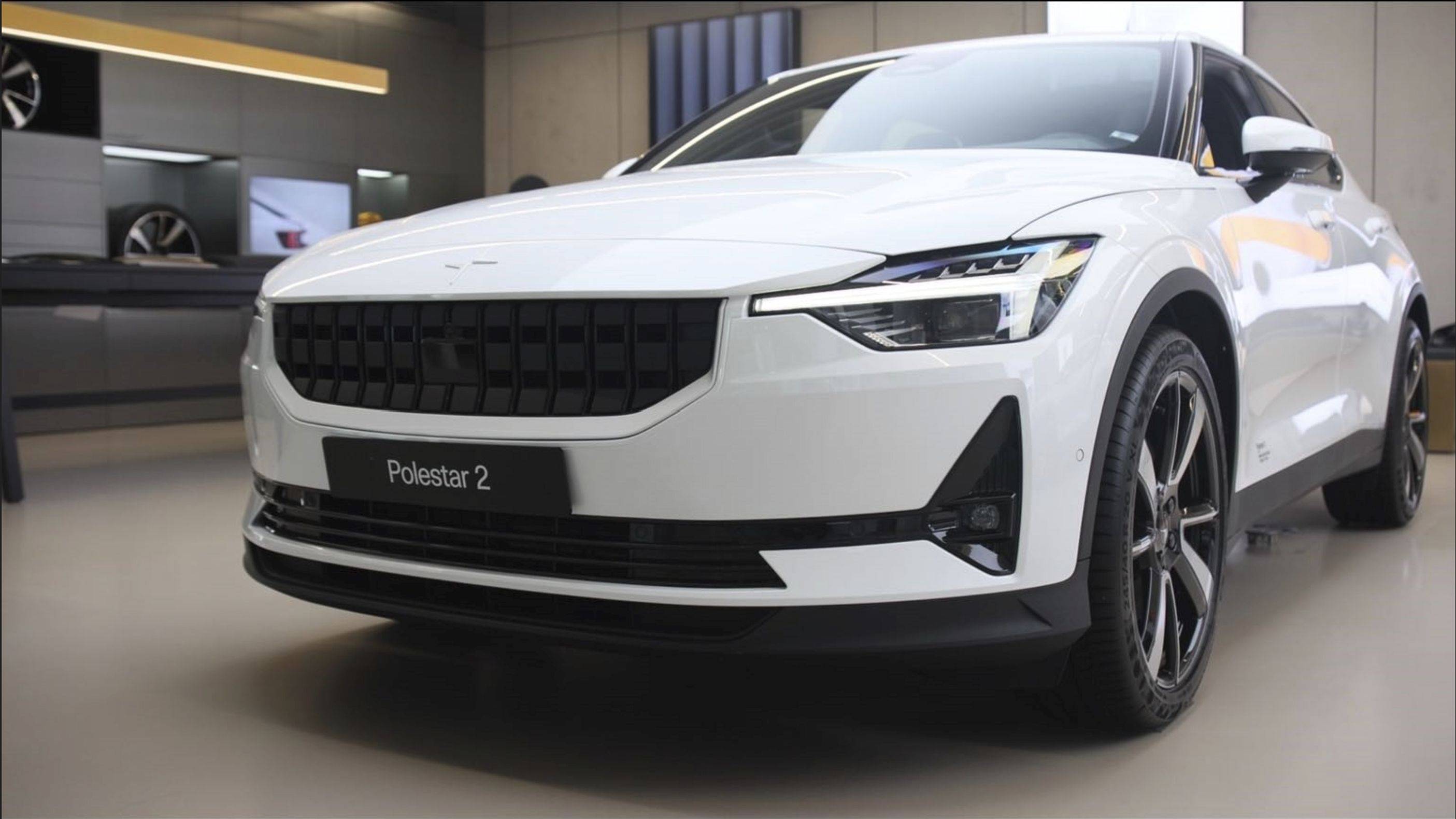 北极星,又称北辰,紫微星,指的是最靠近北天极的一颗恒星,是古代航海