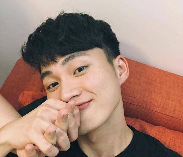 随后周嘉洛于《开心速递》中饰演金城安,他在剧中表现自然搞笑,十分惹