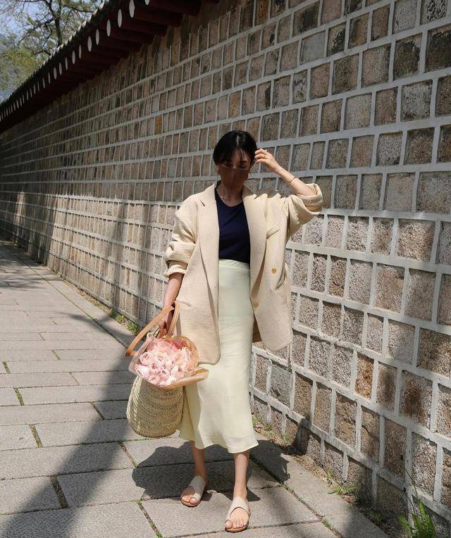 黑色 迷笛裙指的是长度到达膝盖和小腿之间的裙子，也就是俗称的中长款裙子