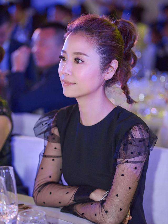 发型林心如是真“嫩”，剪少女短发再扎个小丸子好减龄，美回少女模样
