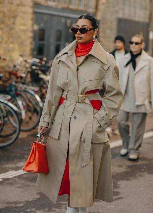 实操 卡其色真是永恒的经典,风衣穿得优雅高级,配休闲装就挺好看