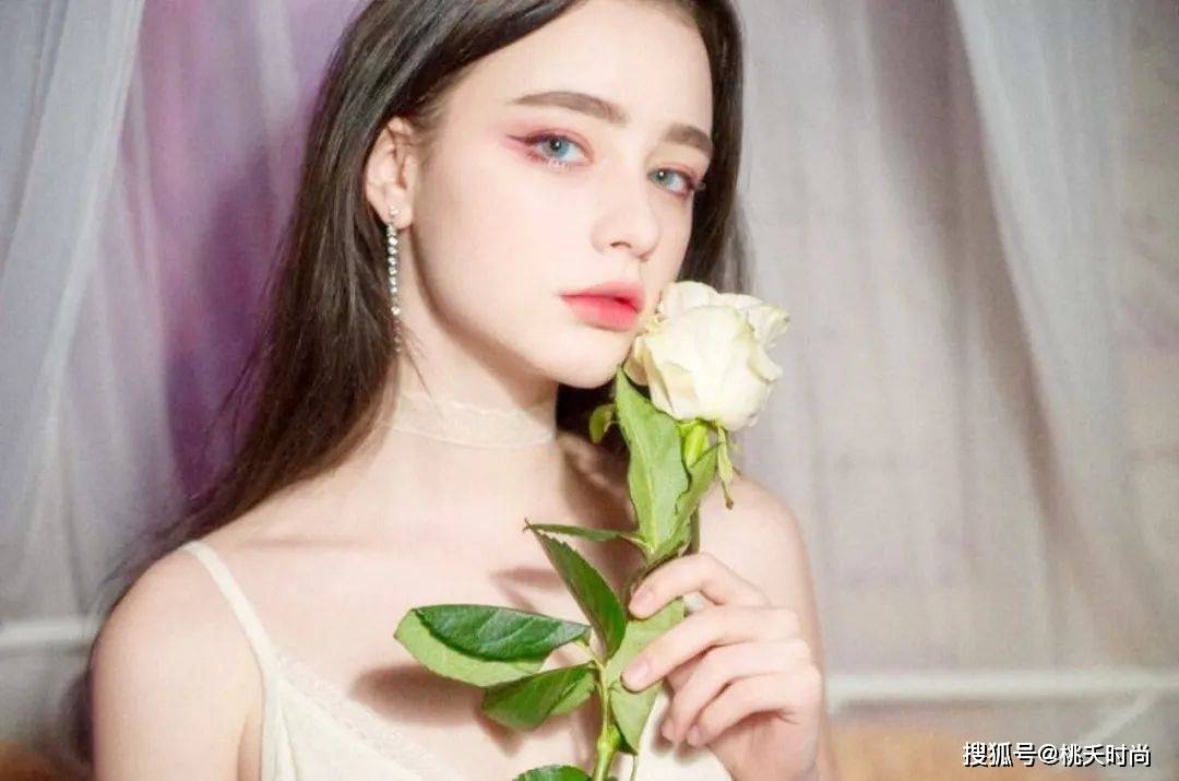 比如新晋的绝美模特达莎·塔兰(dasha taran),就凭借一张神颜,火遍