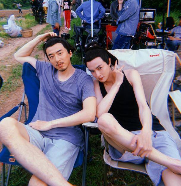 双男主开始营业,但颜值却被网友吐槽_官鸿_带着_傅孟柏