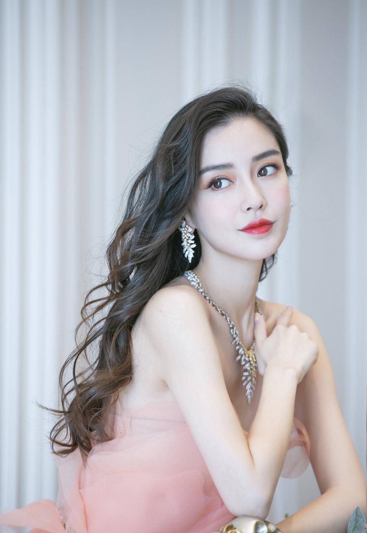 当红 Angelababy撞衫49岁袁咏仪，港姐不如当红小花，baby赢得太轻松