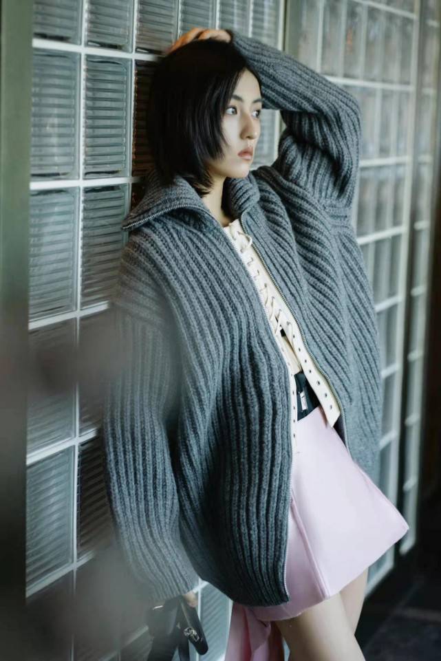 范足 Prada大合影亮点多!张子枫穿超短裙力压全场站C位,蔡徐坤巨星范足