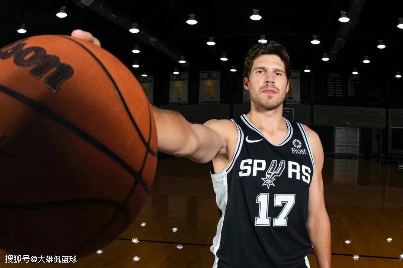 月份三分球命中率最高的五人,没一个大牌球星_投篮_斯蒂芬库里_本赛季