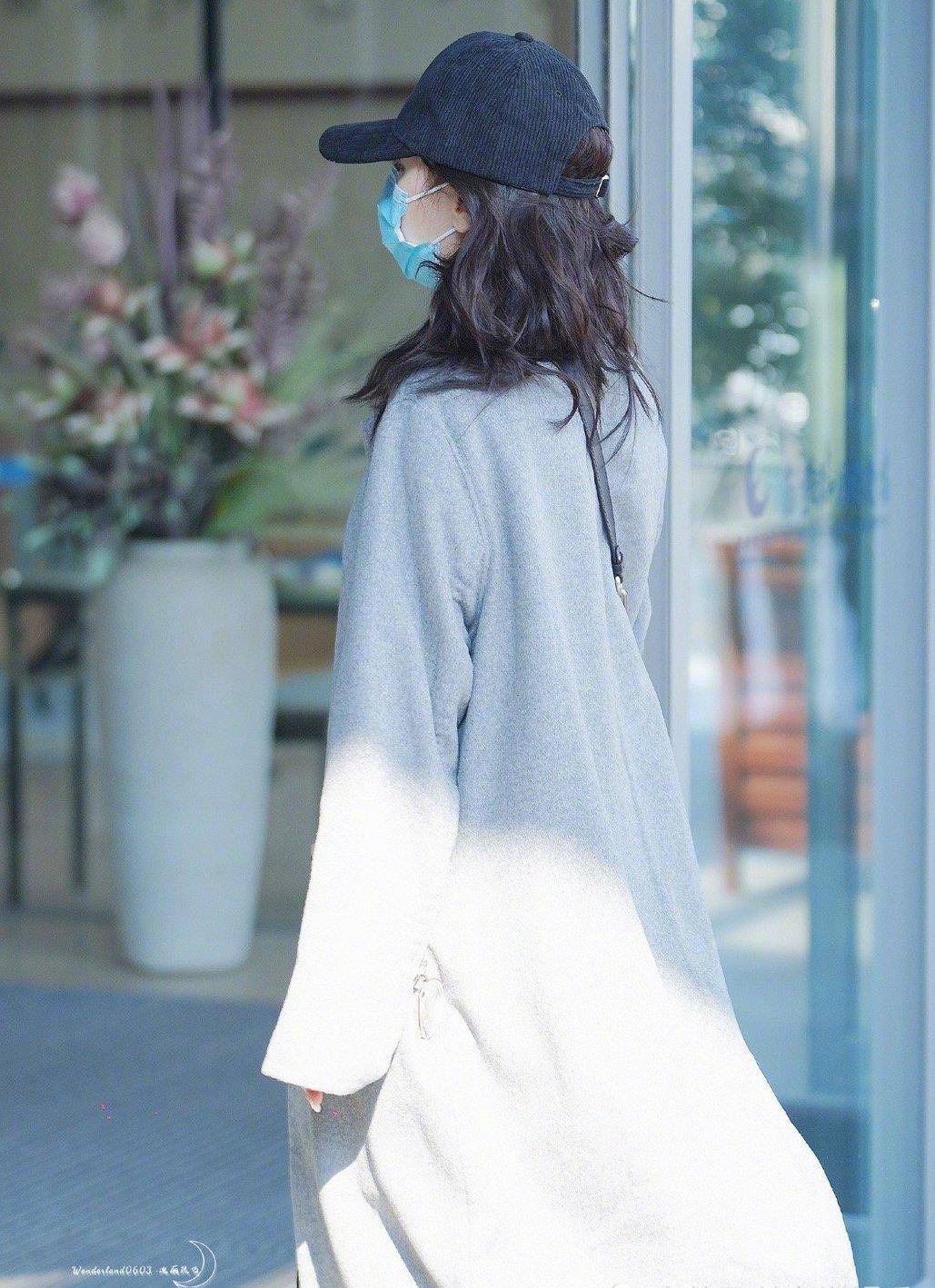 龚军 迪丽热巴久违走机场，穿灰色大衣细腿抢镜，浓眉大眼气质好干净