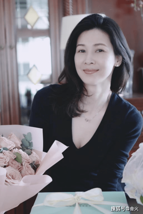 42岁童蕾罕带娃宠物店逗狗素颜皮肤白皙风韵犹存8岁女儿眼睛小长相萌