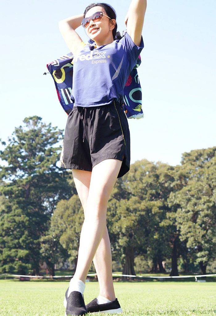 短裙 刘晓庆真不服老，扎麻花辫穿连衣短裙“扮嫩”，气质胜过20岁少女