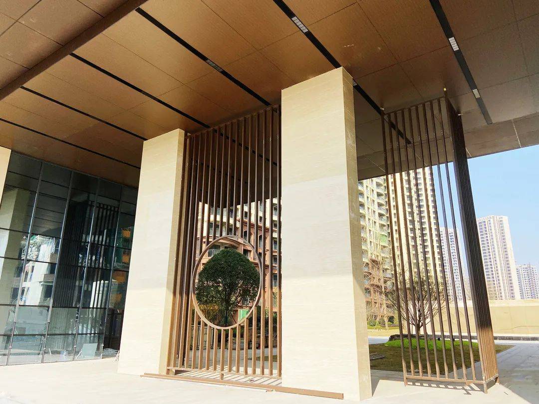 一入内部,眼前豁然开朗,景观轴道通坦宽阔,屏风式对称隔墙,虚实相间