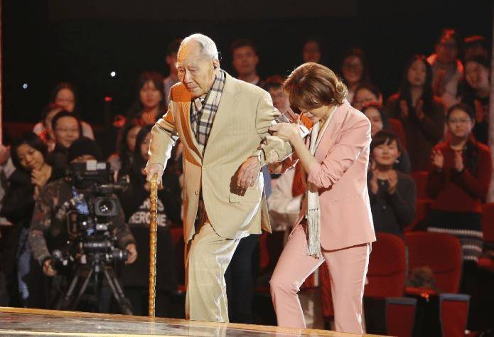 翻译界泰斗许渊冲,2021年在北京仙逝,董卿曾跪地采访_西南_小时候