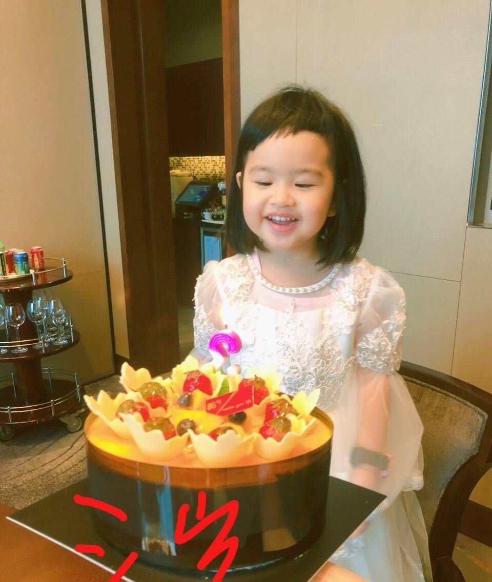 包文婧包贝尔为女儿庆四周岁生日,一岁到四岁饺子颜值一年一个样