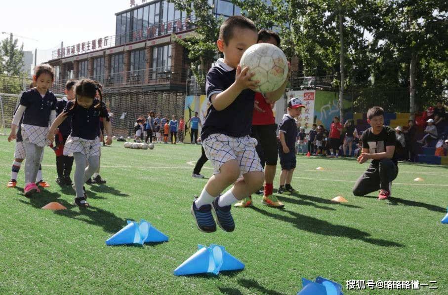 1|足球进幼儿园是没错，但搞特色就有点过了！没教练没场地怎么破？