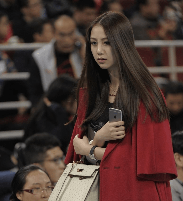 陈露因为长得漂亮身材又好,所以有很多粉丝.