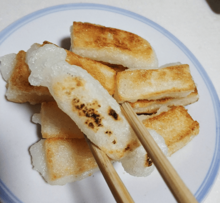 一,信阳糍粑糍粑是河南省信阳市的一道特色小吃,纯手工反复捶打出来的