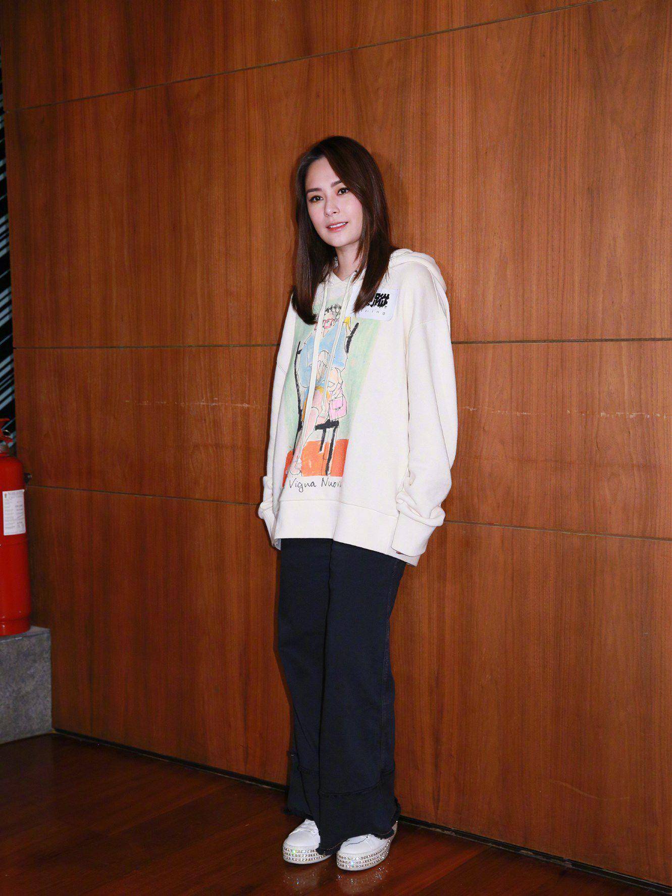 计划 阿娇穿衣总算不翻车，露肩衫配阔腿裤不止“瘦”十斤，美到认不出