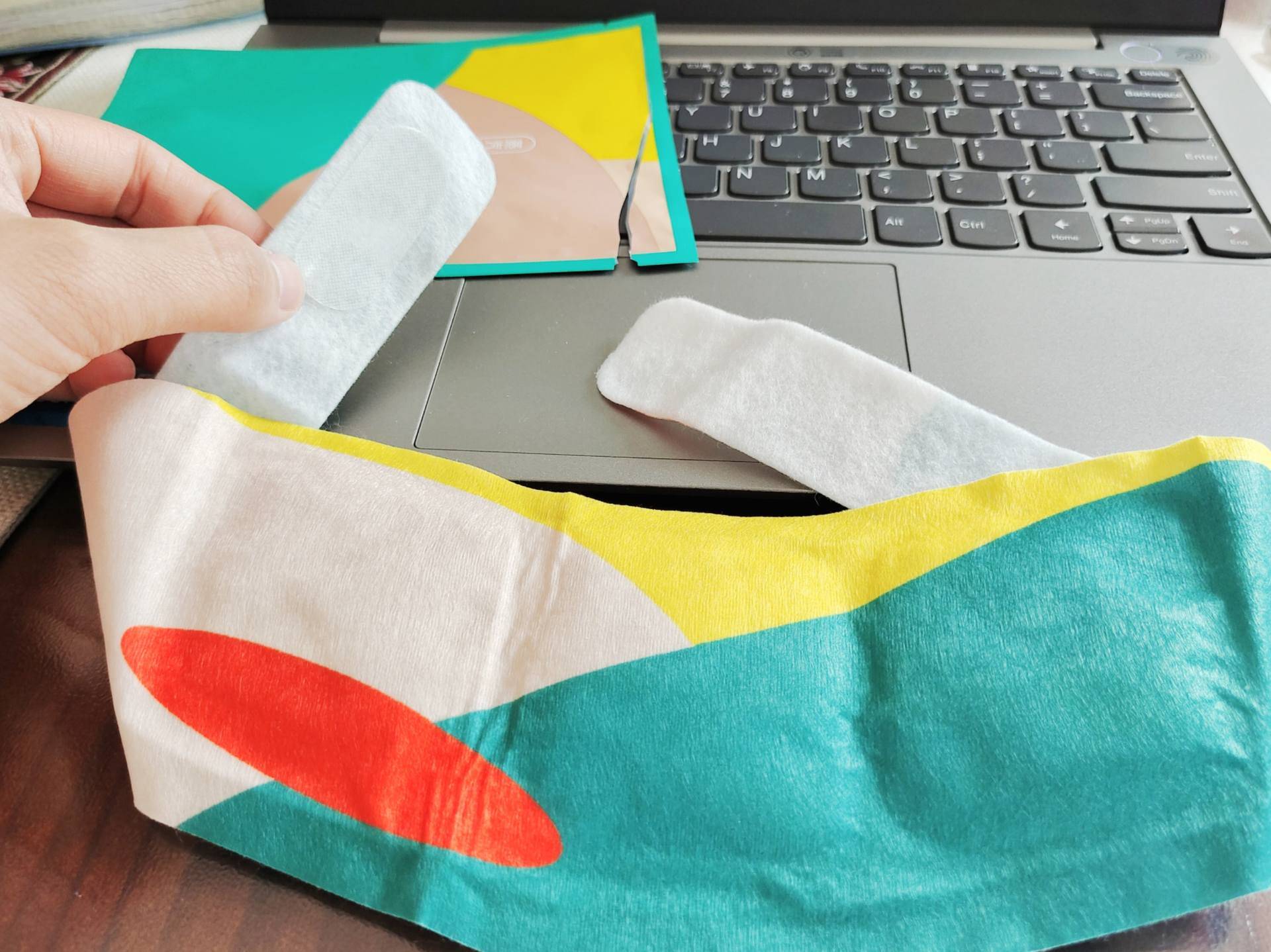 长期伏案脖子真的很受伤，小米有品暖颈贴，暖暖地呵护每块椎体