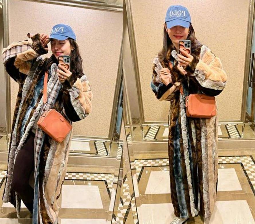 母子俩 白百何带儿子堆雪人,穿同款高领羽绒服,母子俩像是一个模子复刻