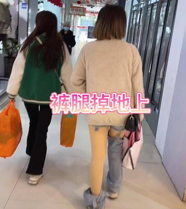 网友 广西女子穿牛仔裤走路，裤腿掉地上引热议，网友：太时尚欣赏不来