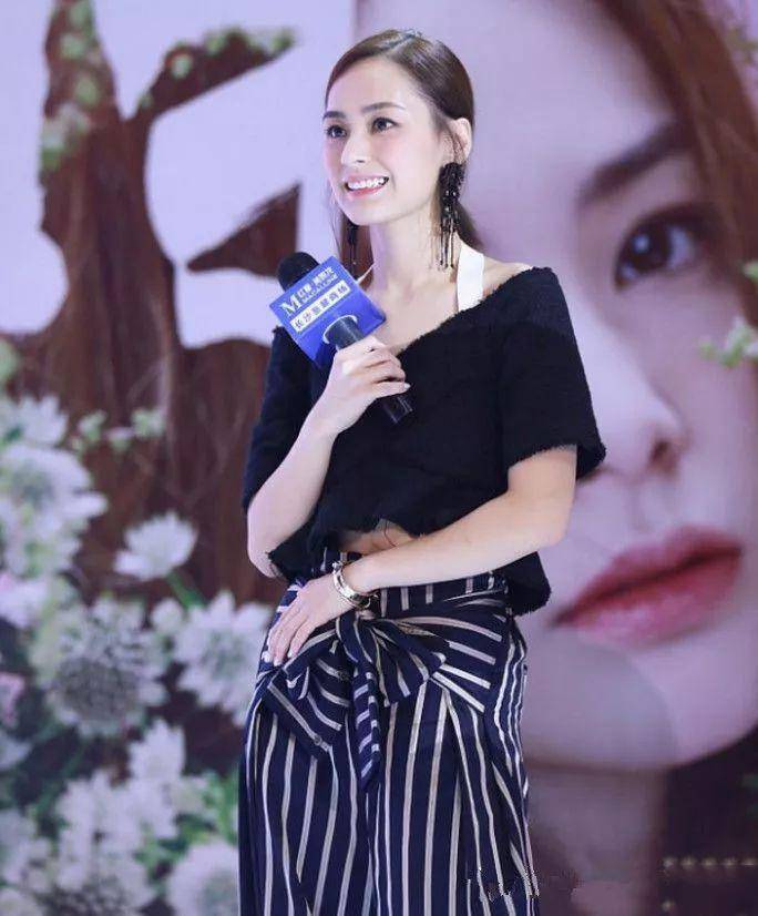 计划 阿娇穿衣总算不翻车，露肩衫配阔腿裤不止“瘦”十斤，美到认不出