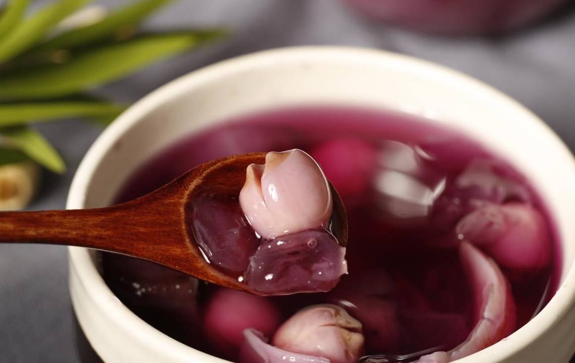 盛出小姨常喝这碗汤，富含胶原蛋白，养颜瘦身显年轻，40岁像20岁