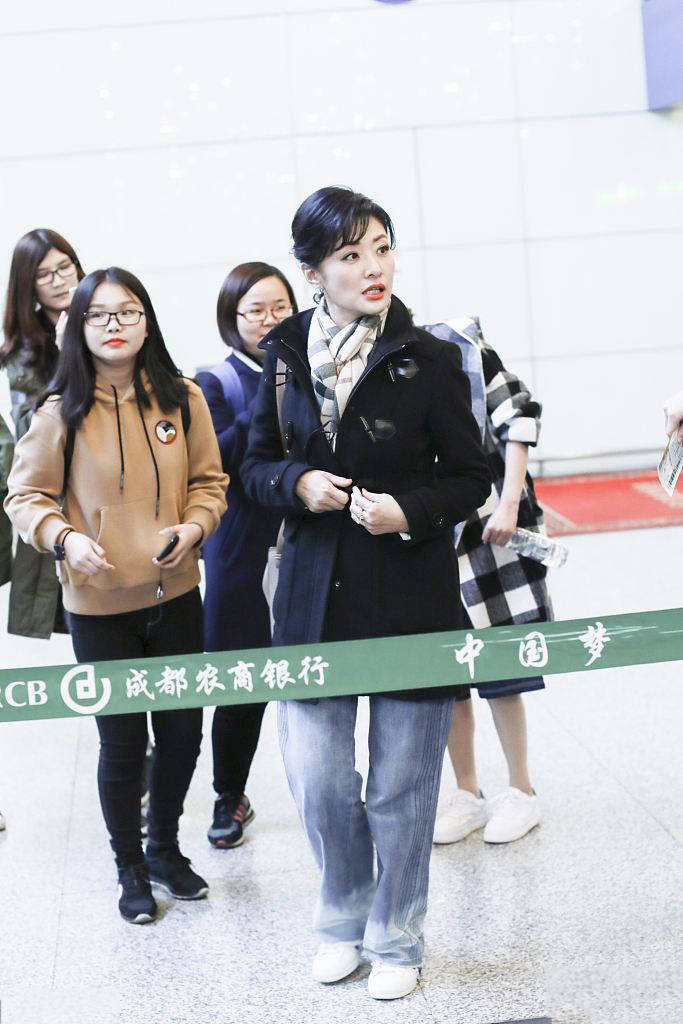 大衣 51岁周涛走机场太“长脸”,穿黑色大衣优雅知性,简装难掩好气质