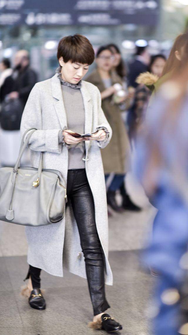 高跟鞋 真正有气质的女人，穿大衣从不搭配小白鞋，看看姚晨马伊琍就懂了