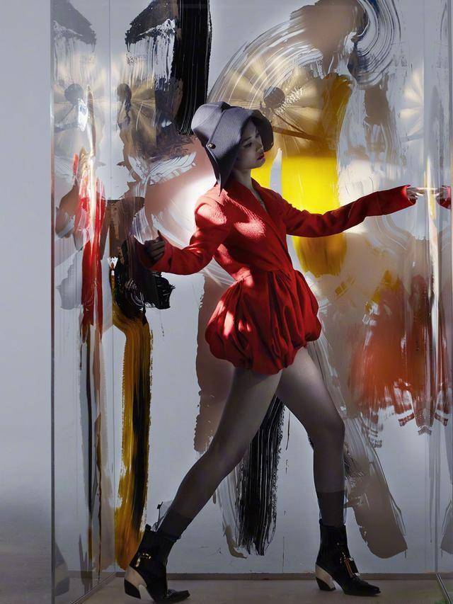 中性 36岁李宇春全副武装公园遛弯，一身低调休闲装扮非常亮眼