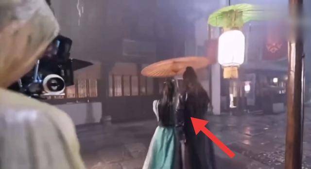 因为|任嘉伦与谭松韵同框,礼貌距离先抢镜,细节里展露已婚男士的素养