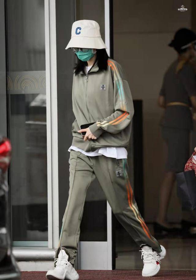 赵丽颖 新年刚开始，绿色就打败蓝色，成为新一季流行色