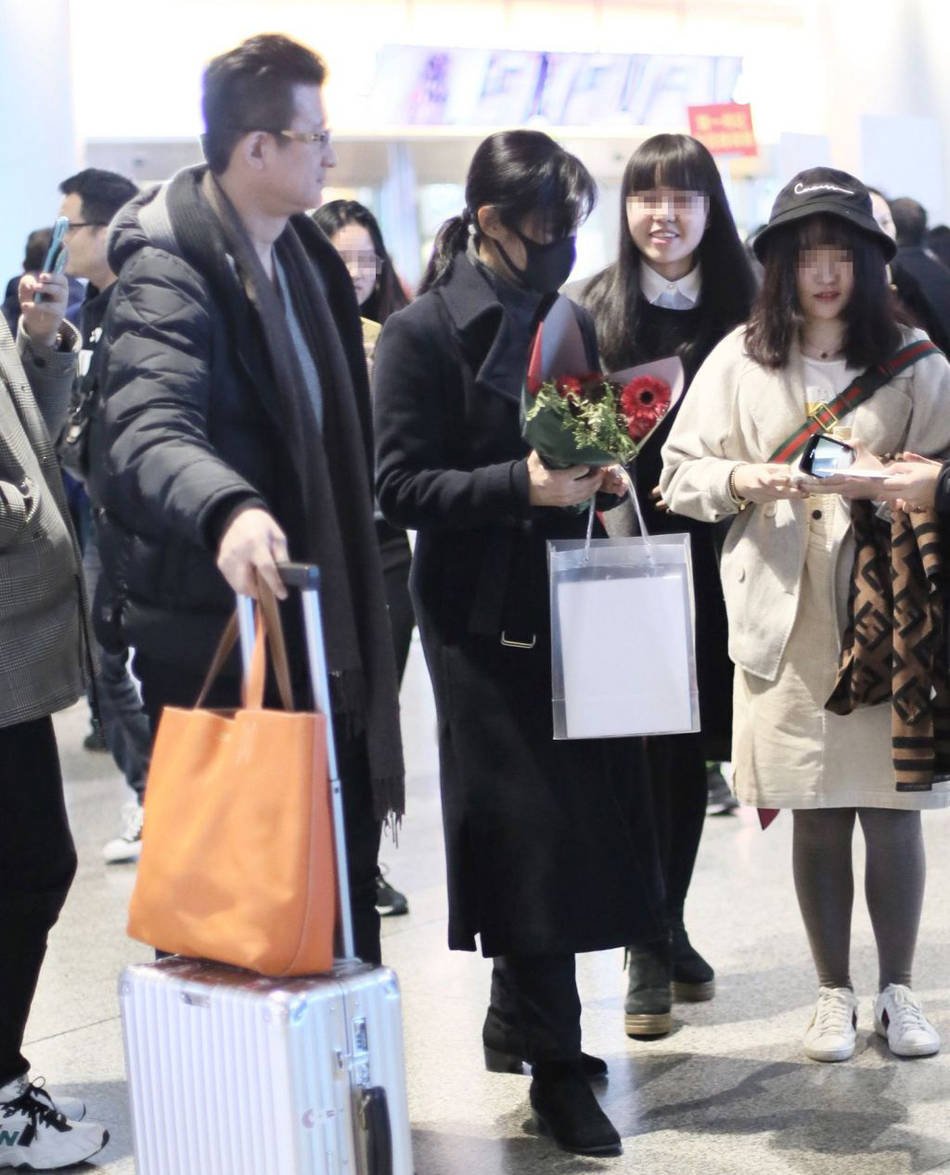 大衣 51岁周涛走机场太“长脸”,穿黑色大衣优雅知性,简装难掩好气质