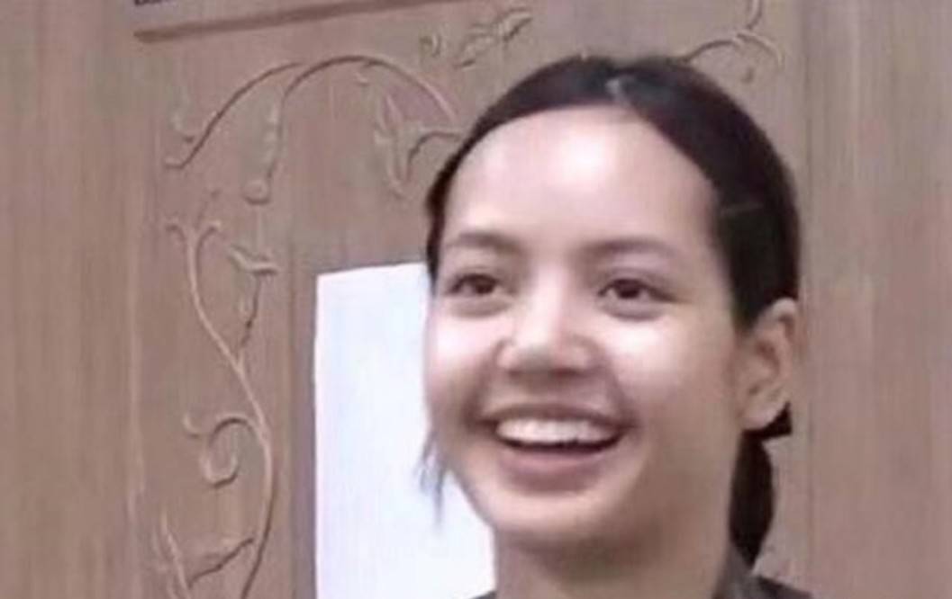 因为看脸是美女,头发一撩全完蛋!这些女星被发际线拖累,个个铁刘海