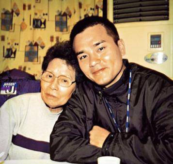 林家栋:走红路上有艰辛,和女友相恋18年,54岁未婚没孩子也幸福_刘德华