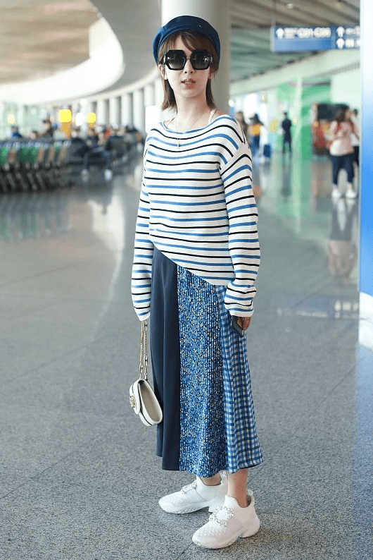 服装 杨紫日常穿的服装好普通，看着和路人没什么区别，真是太低调了