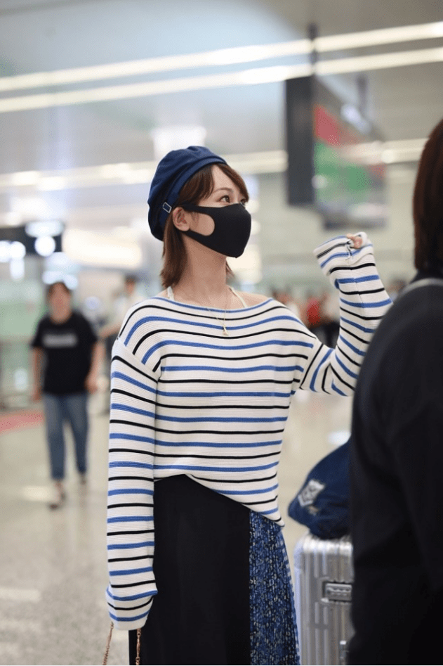 服装 杨紫日常穿的服装好普通,看着和路人没什么区别,真是太低调了