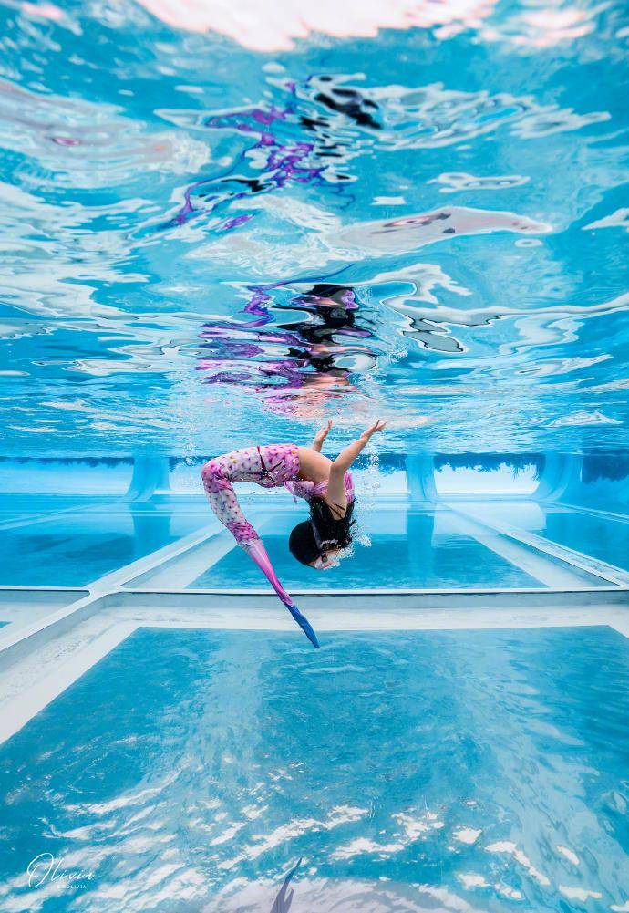 漂亮|董璇晒与女儿美人鱼照,手牵手游泳超有爱,小酒窝水中翻转360度