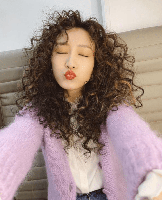 卷发王鸥只不过换了个发型,气质就完全变了,网友:有迪克牛仔的味道