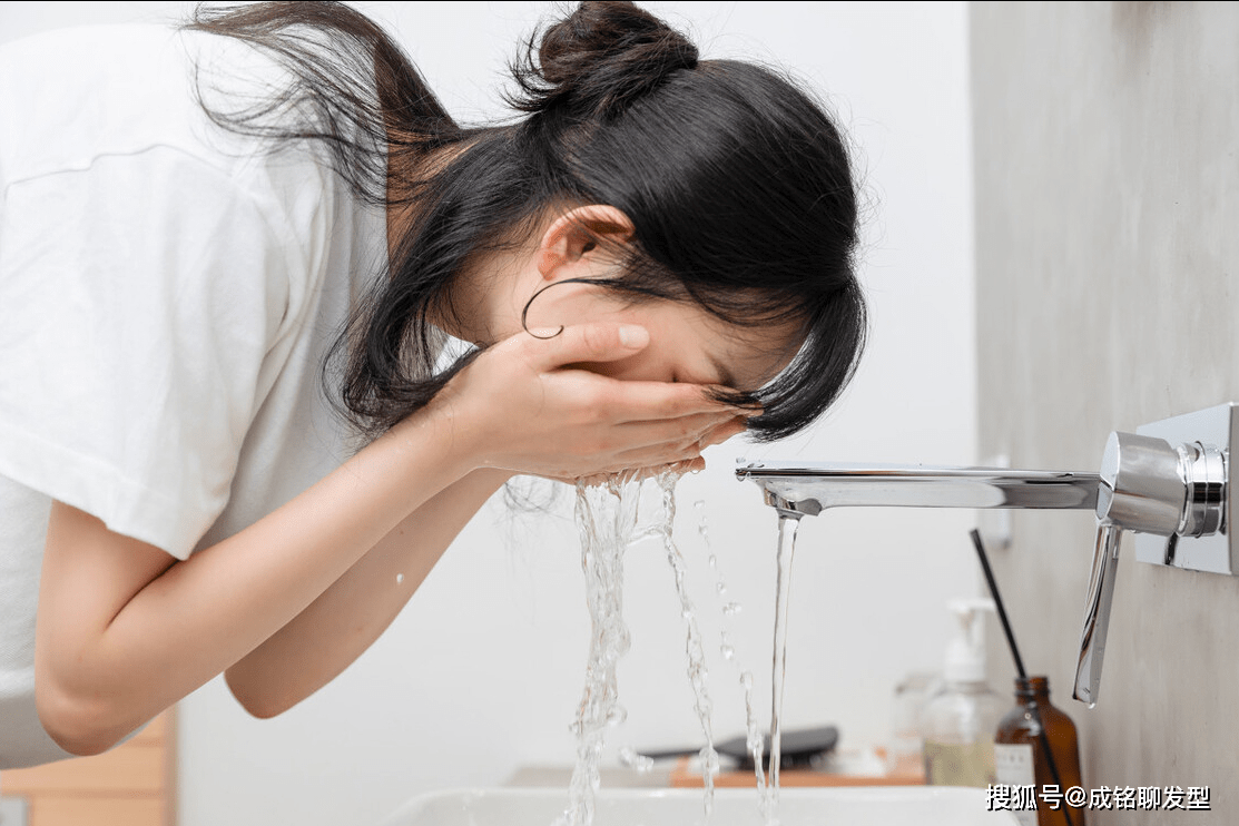 发型洗发水用完，可以用洗面奶洗头吗？结果是：头发油腻了发型也塌了