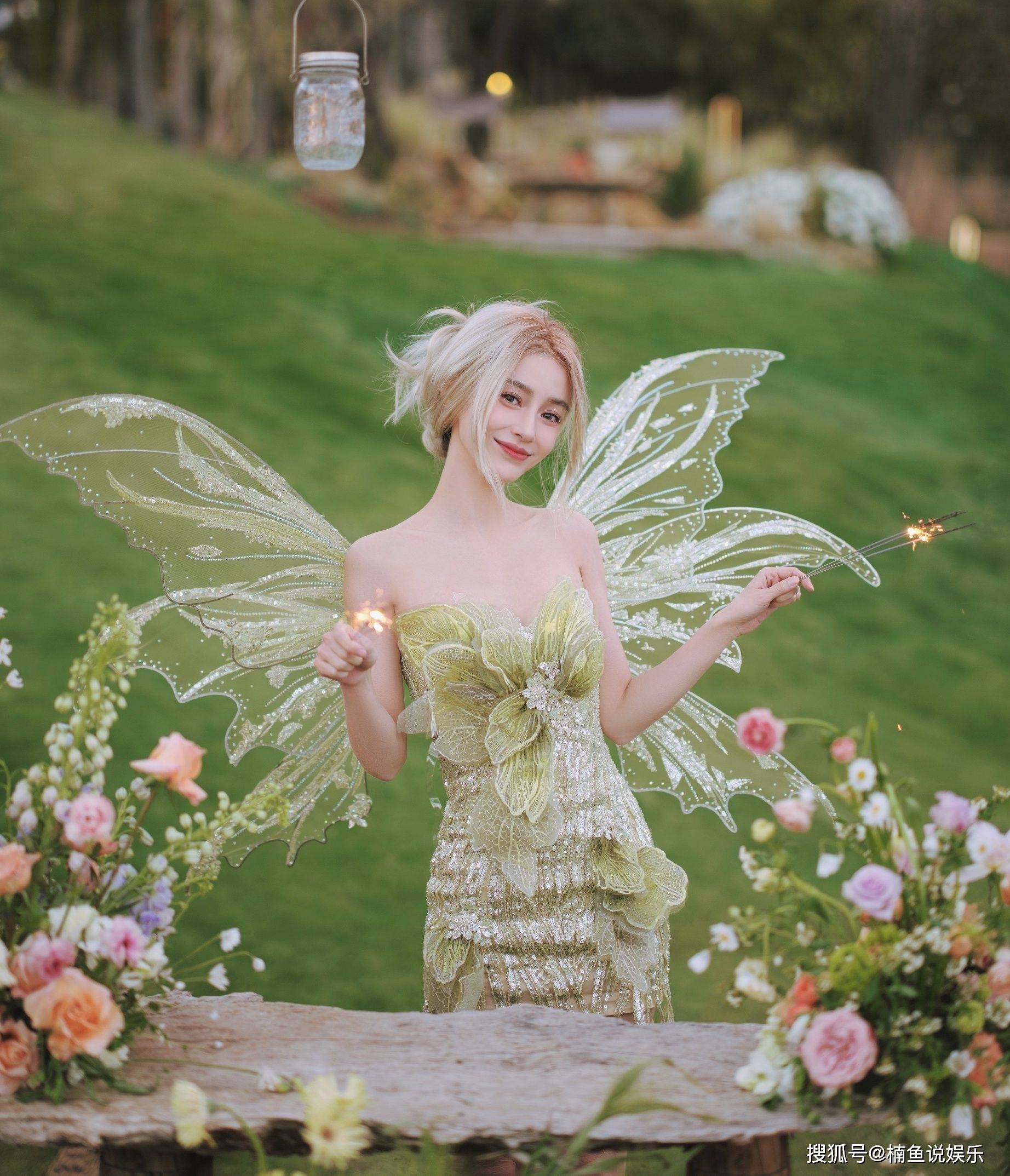 金发baby生日现场照流出，穿绿裙染金发宛如精灵，妥妥的森林公主
