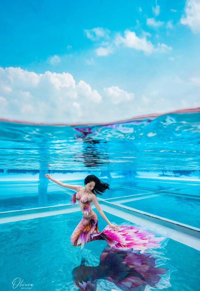 漂亮|董璇晒与女儿美人鱼照,手牵手游泳超有爱,小酒窝水中翻转360度