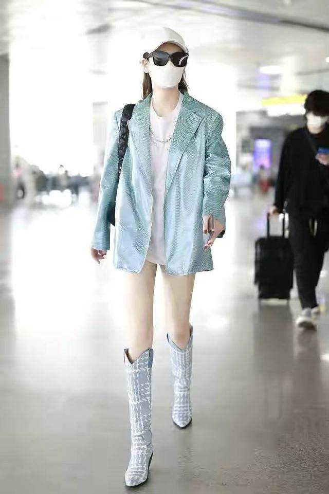 好身材 戚薇好身材任性!穿件“男人背心”就敢走机场,好皮肤太让人羡慕