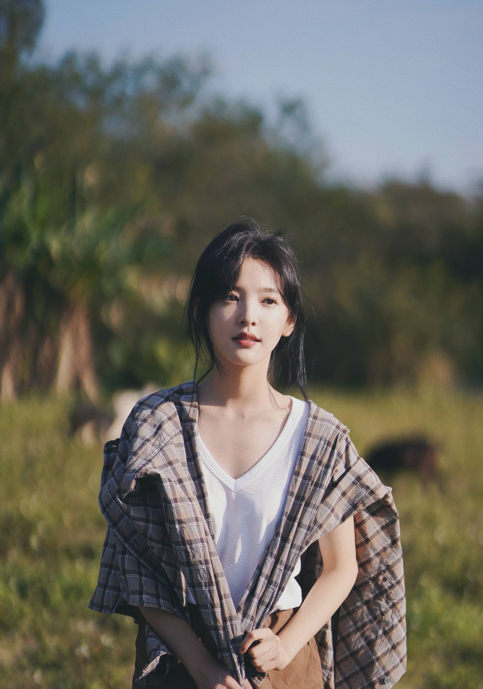 章若楠分享森系活力写真 眼神灵动纯净少女感满满