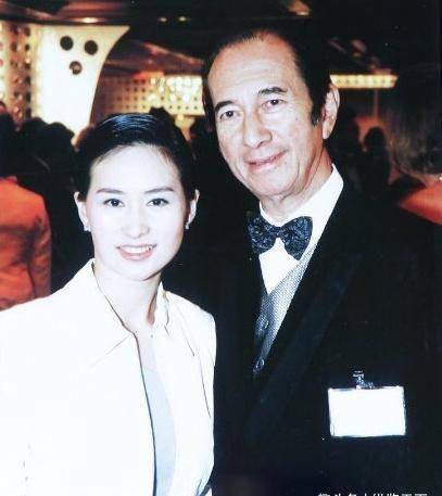 陈百强墓旁被何超琼买了 388c38a70cad4010bc8954ae64282a81.jpeg