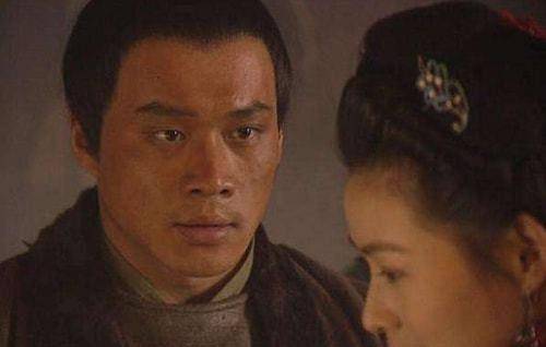 电视机|《水浒传》片场，导演张绍林指着电视机说：马上查，必须找到这人