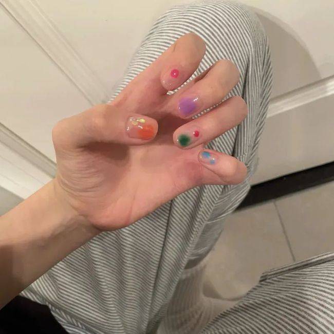 花瓣做了这款美甲，我一天换十个道具拍照