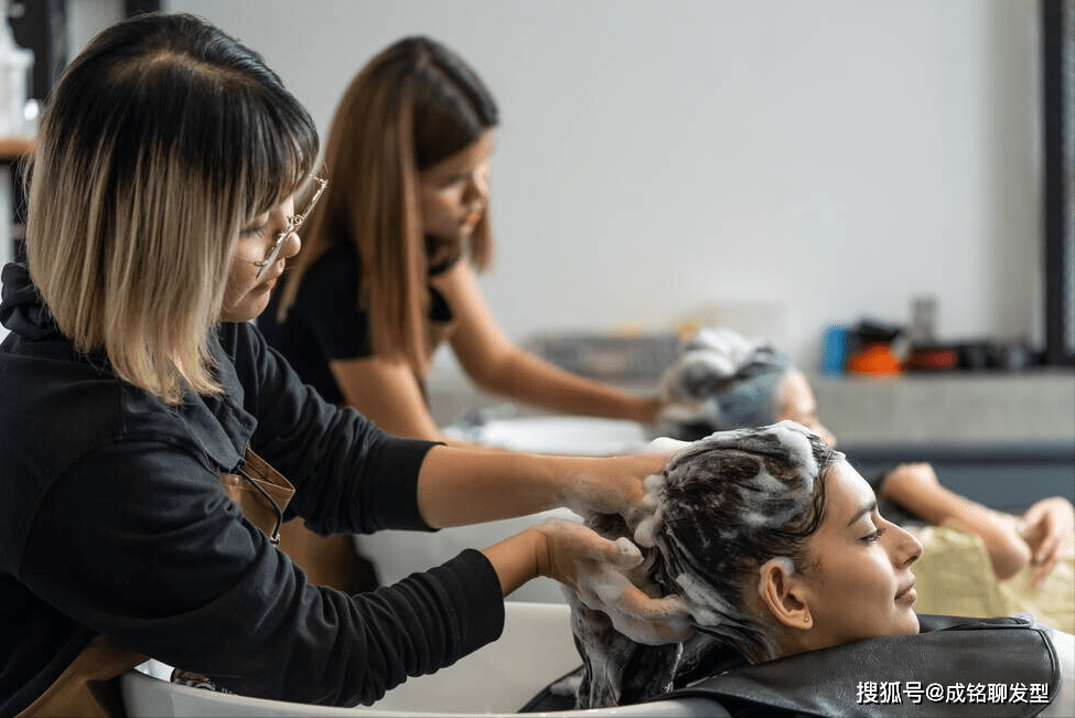 因为刚烫发第二天就洗头发,头发就不太卷了,烫发后多久可以洗头发?