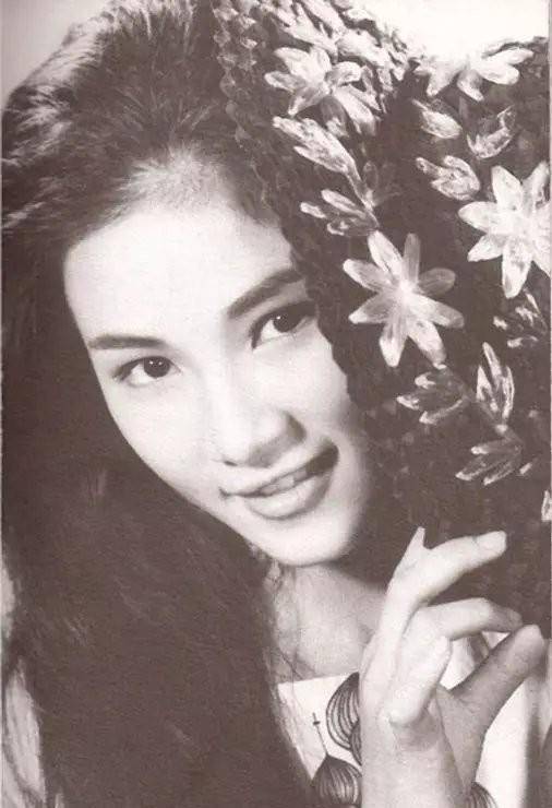 原创碧眼狐狸郑佩佩与陈鸿烈岳华恋爱未果成老友55岁角逐奥斯卡