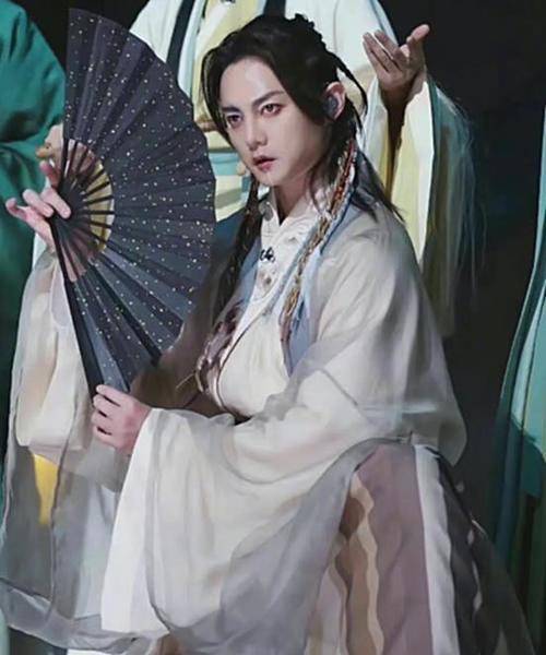 因为|尹正发文“求放过”，路透胖出“玻璃心”，网友：演员服务角色